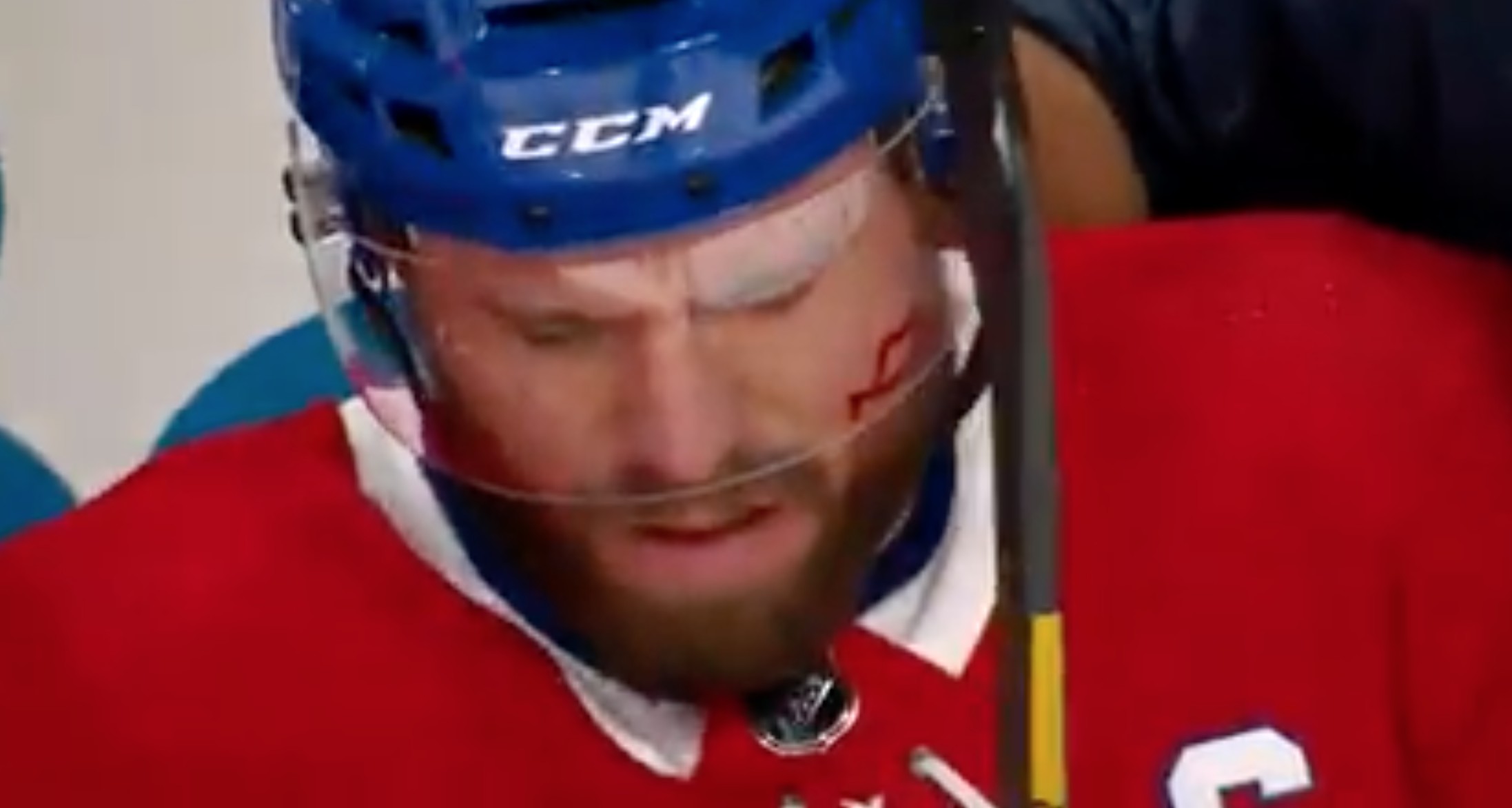 Weber quitte le match, atteint au visage par une rondelle