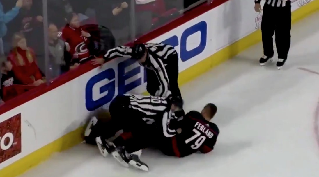 Top-5 : Micheal Ferland a « couché » Austin Watson tel un Rocky