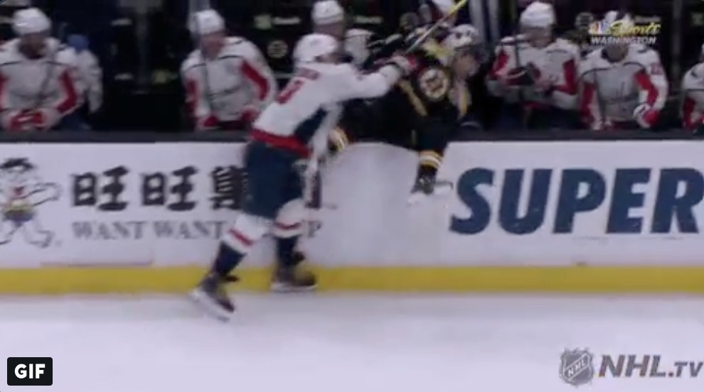 Top-5 : Alex Ovechkin a renversé Zdeno Chara sur le banc des Caps