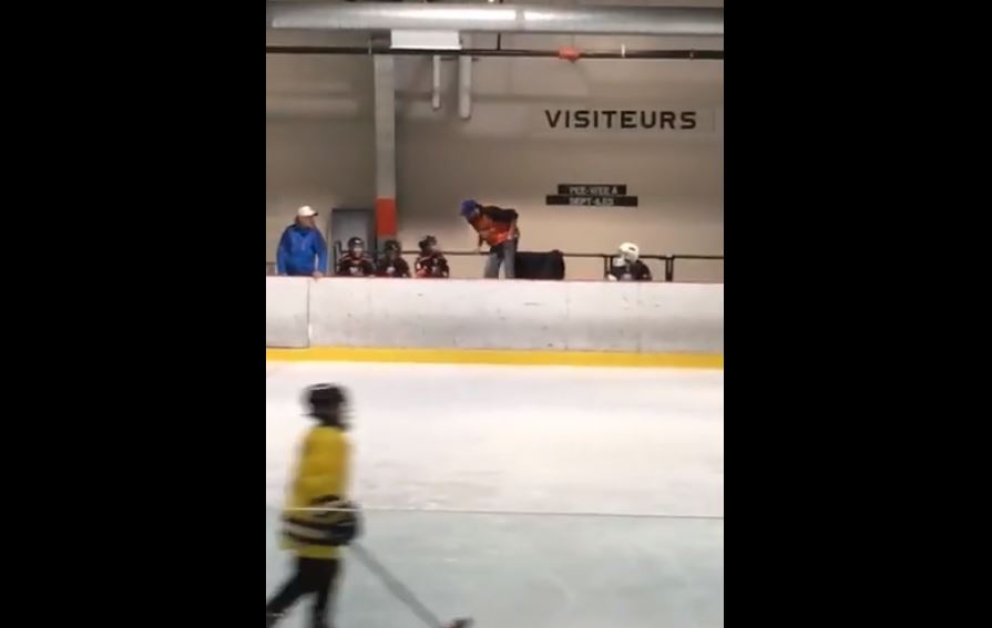 L'entraîneur-bénévole qui a fait la une hier n'est plus le coach de son équipe aujourd'hui