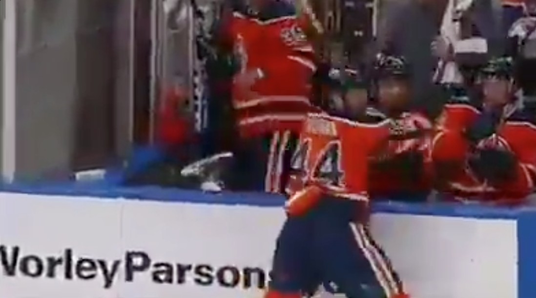 Top-5 : Zack Kassian a traversé un adversaire sur le banc des Oilers