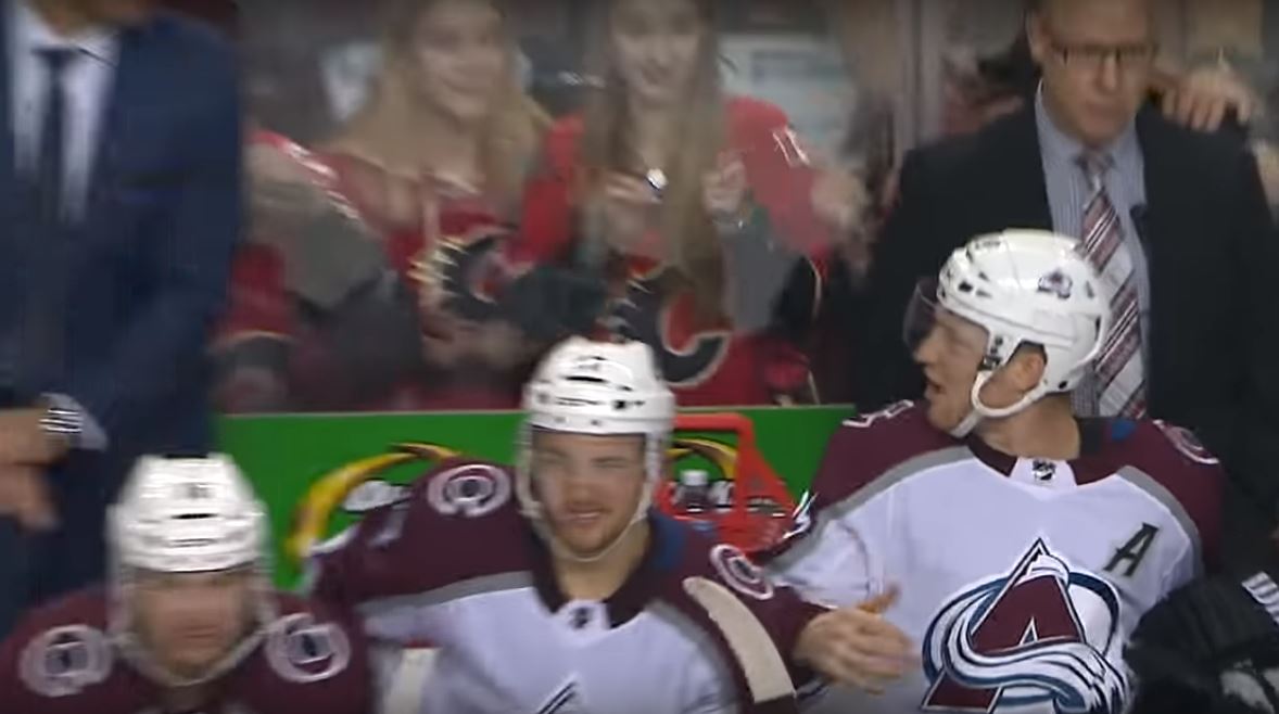 Furieux, Nathan MacKinnon a invectivé son entraîneur-chef sur le banc