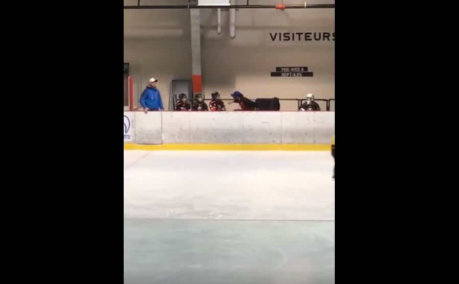 Un entraîneur bénévole s'en est pris à un enfant de 7-8 ans sur le banc des siens