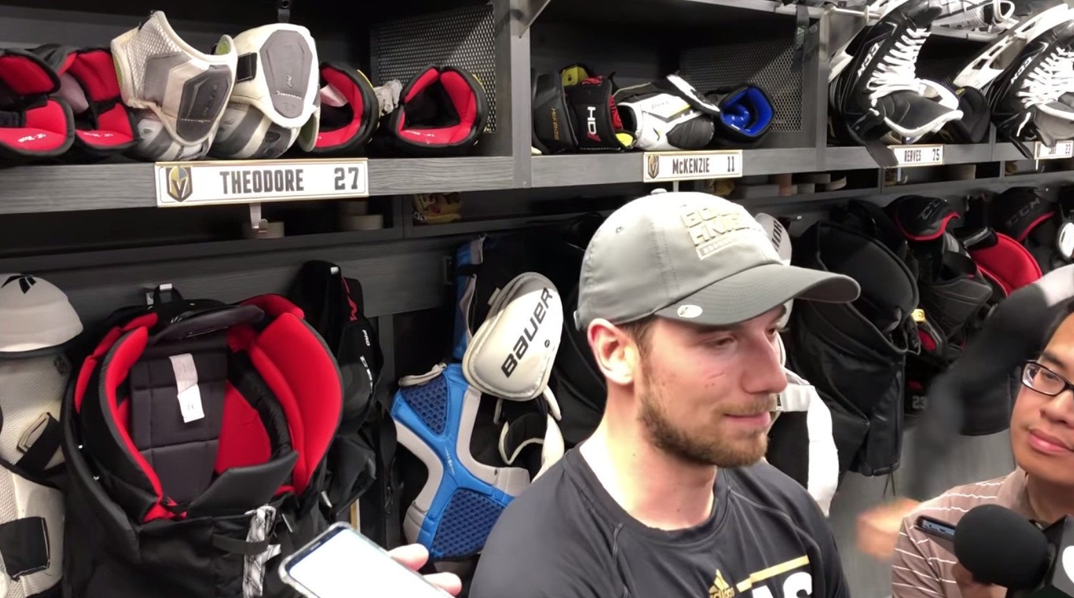 Une explication (logique?) des deux membres des Knights sur la passerelle du Centre Bell?