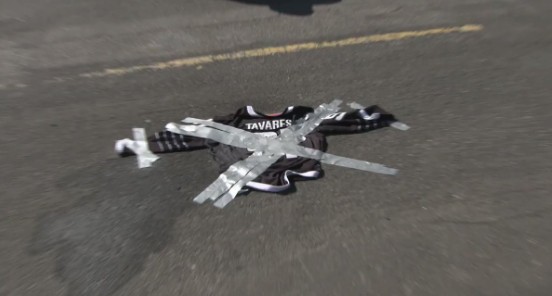 Des serpents en plastique lancés vers John Tavares