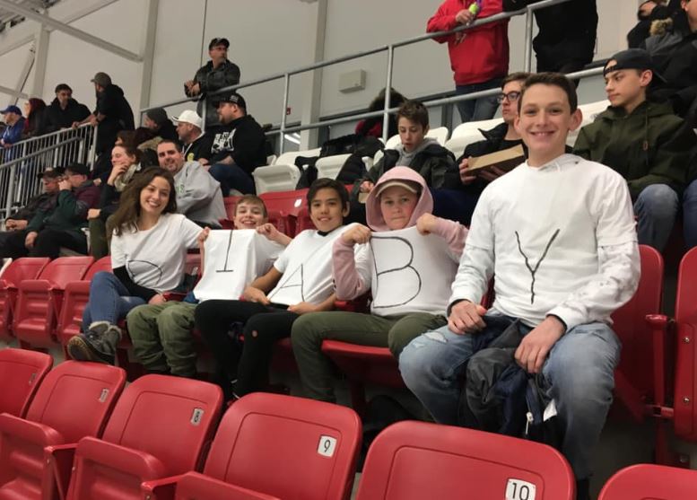 Des partisans (imbéciles) ont été (très) racistes envers un joueur noir et sa famille