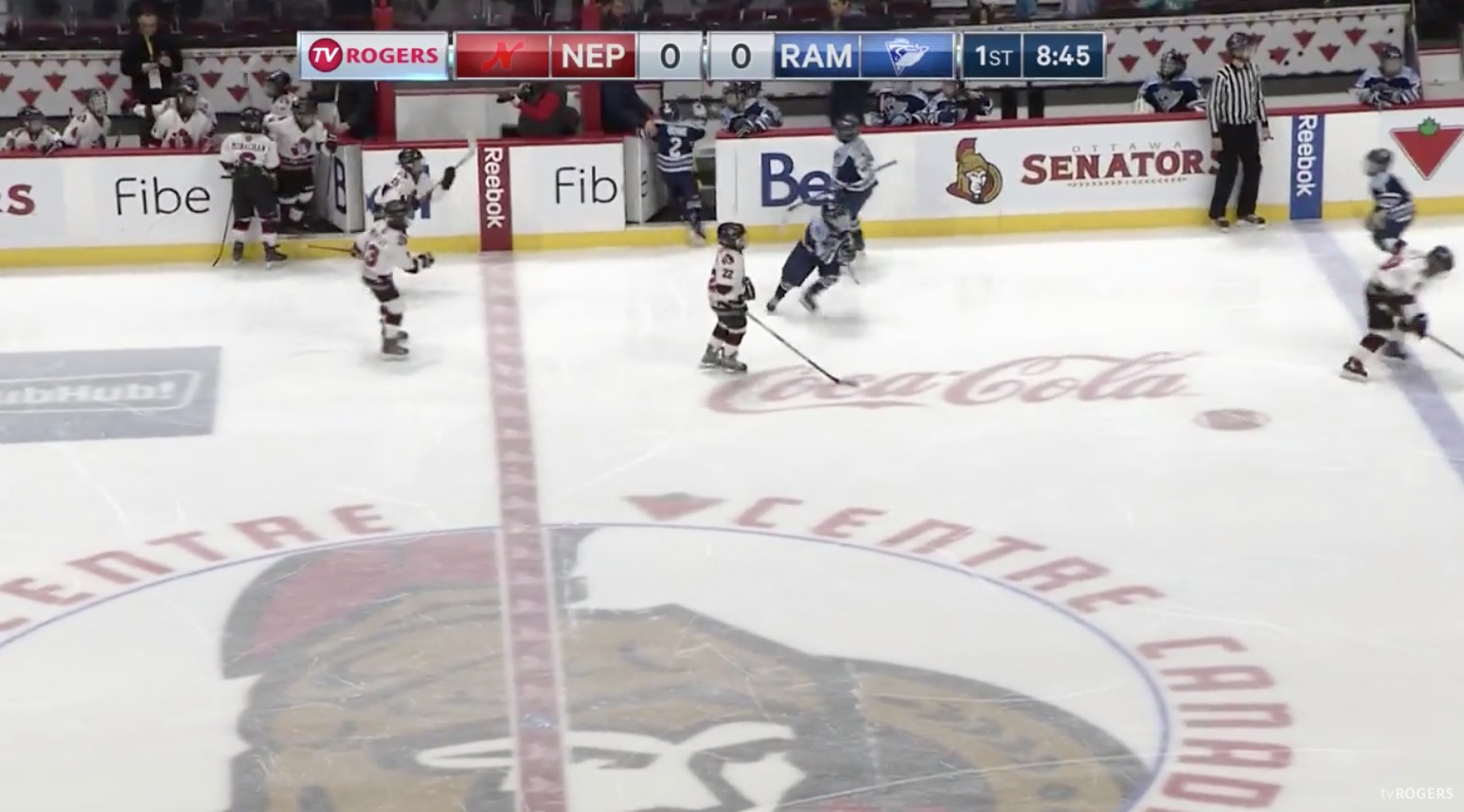 Jouer au hockey 12 mois par année (pour un enfant) : les parents sont dans le champ