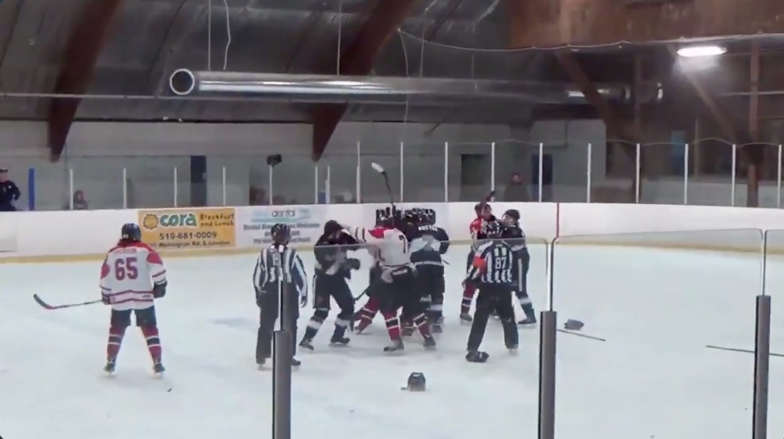 Un juge de ligne agresse deux joueurs&#8230; et leur coach s'en mêle