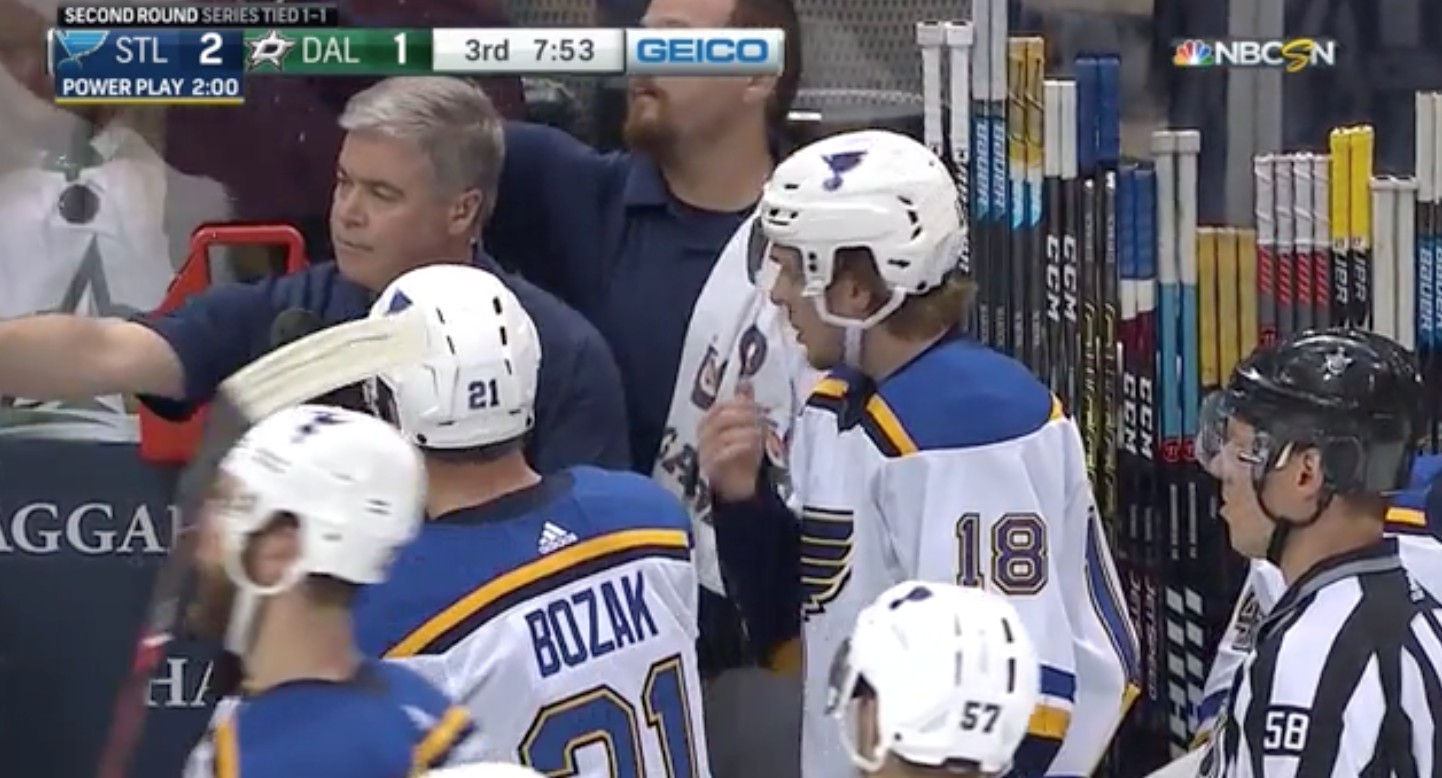 Un partisan fâché a versé une bière au banc adverse