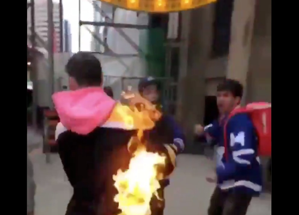 Un partisan des Bruins en feu à cause d’un partisan des Leafs
