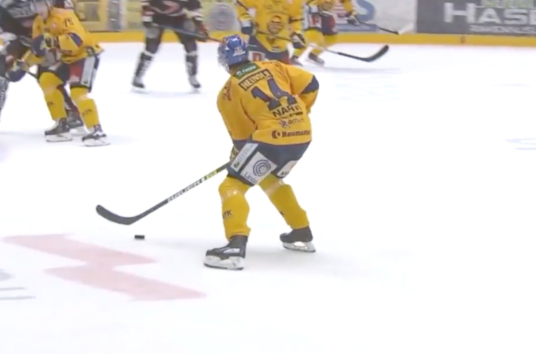 Ville Heinola : Le défenseur qui se démarque déjà contre des hommes