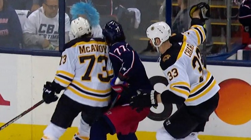 Charlie McAvoy lève les patins et frappe Josh Anderson à la tête