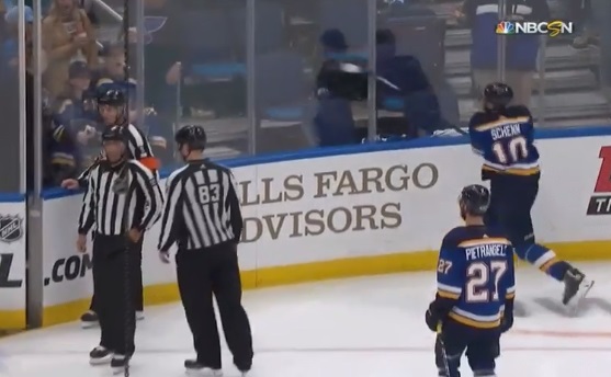 Un arbitre sur la galerie de presse dans la LNH?