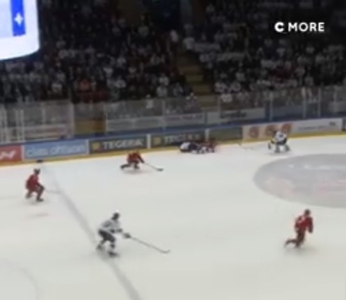 Après une collision avec la bande, un joueur de hockey devient paralysé