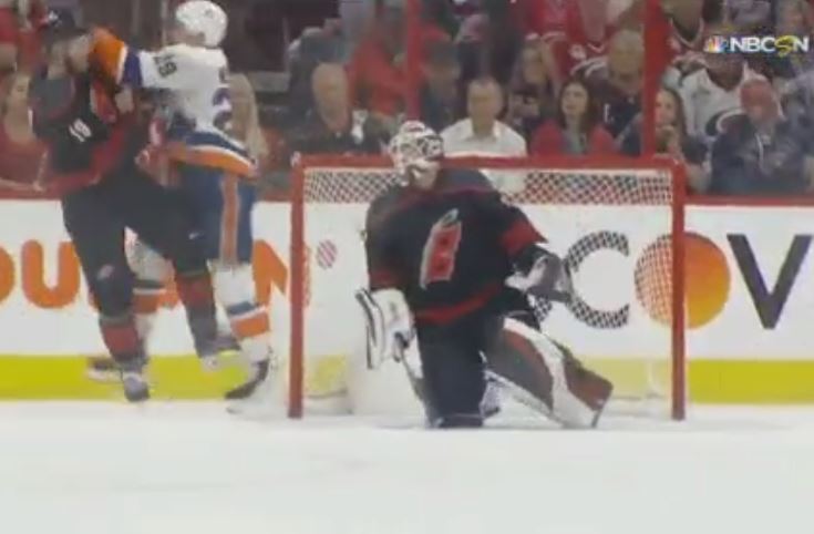 Brock Nelson a tapé sur la tête du gardien de but adverse après un but des siens