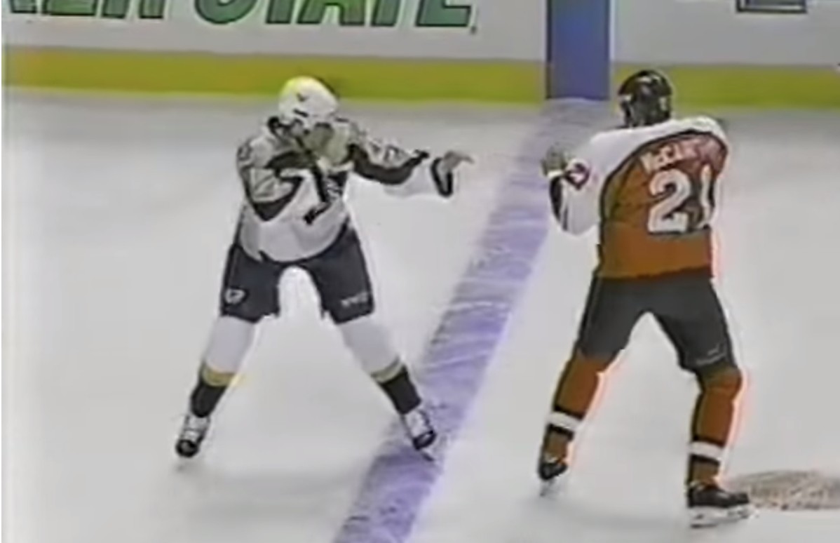 Un ancien « goon » de la LNH ne veut pas quitter la prison