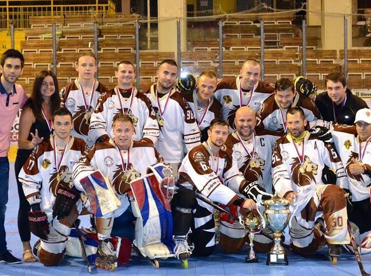 Tomas Tatar porte les couleurs d'une équipe de roller hockey durant l'été