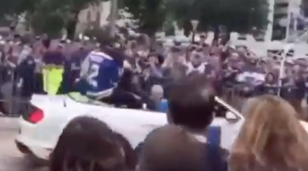 Quand un joueur des Blues vomit pendant la parade