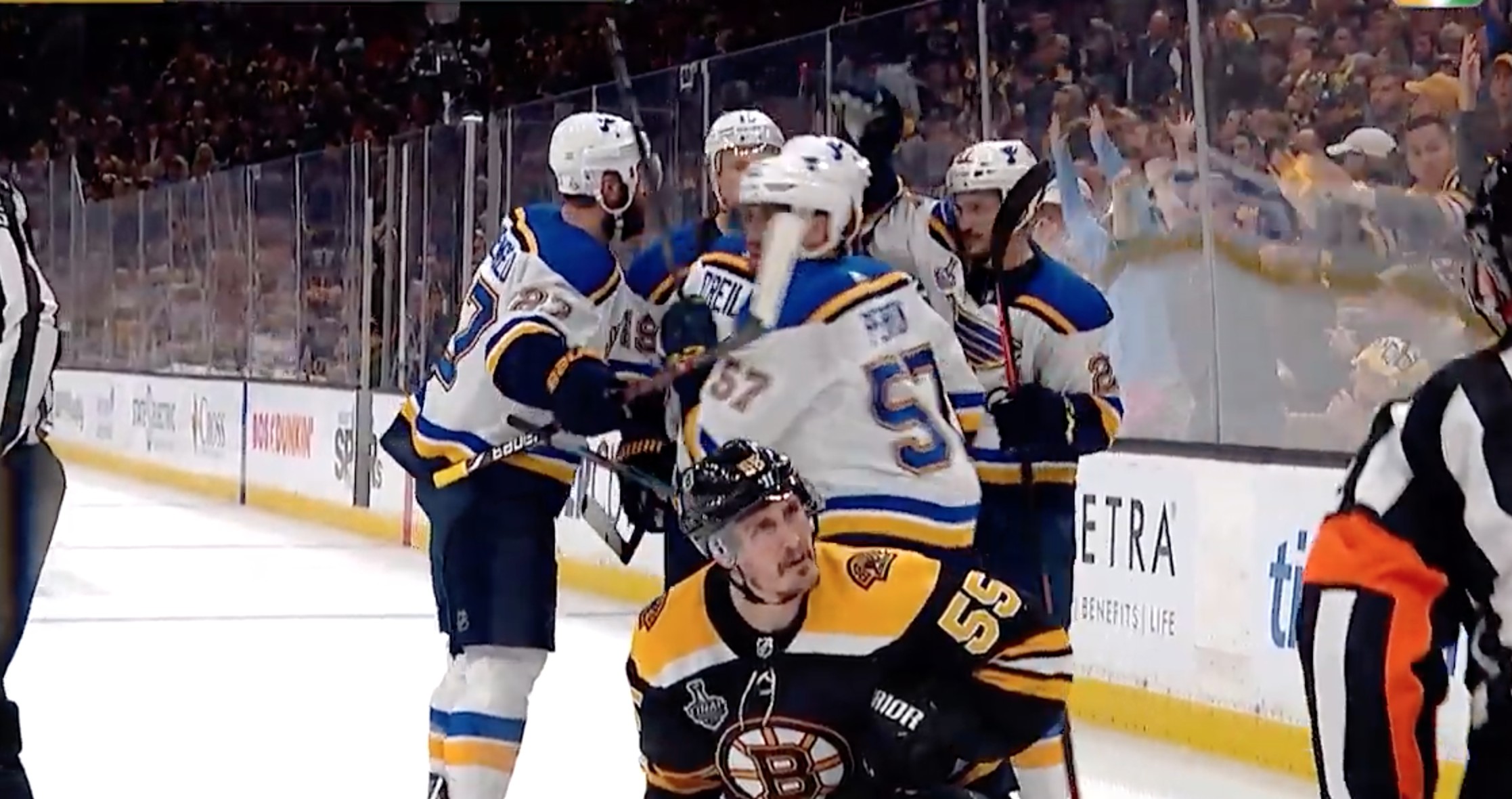 Un (autre) jeu controversé rapproche les Blues de la Coupe