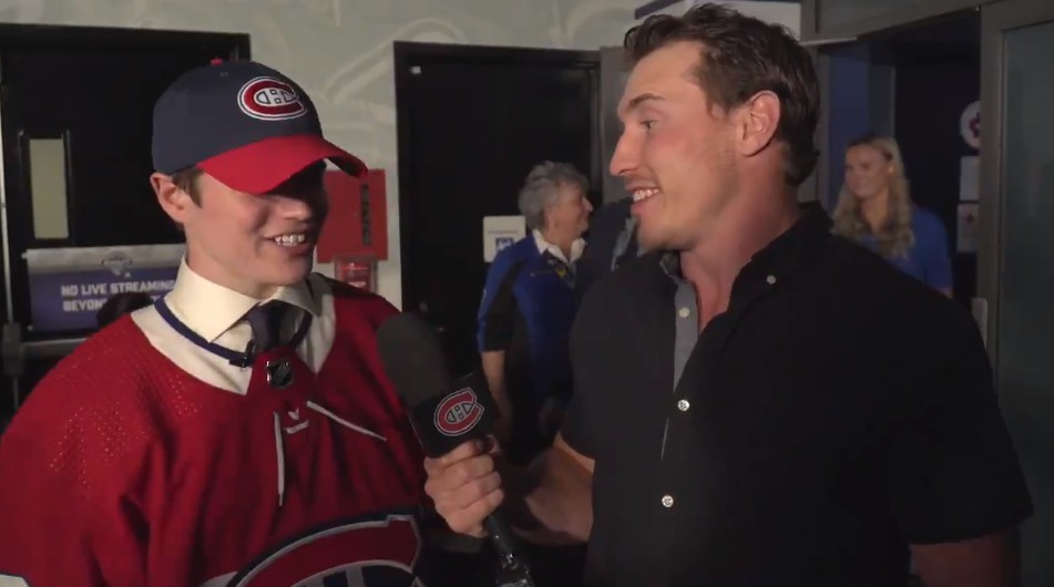 Brendan Gallagher rencontre Cole Caufield et le passe en entrevue