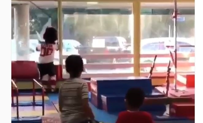 La mascotte des Devils a brisé une fenêtre durant une fête d'enfants