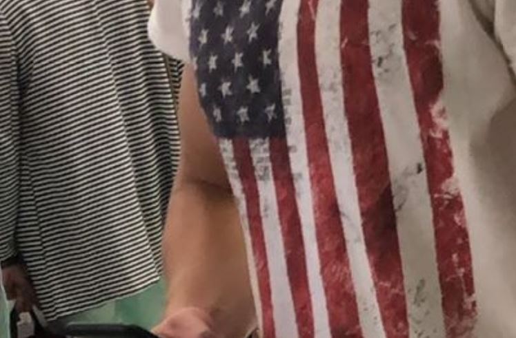 Un ami d'Alexander Romanov avec un t-shirt des États-Unis