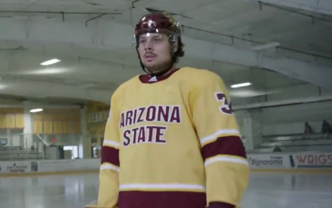 Auston Matthews avec un maillot de l'Arizona sur le dos