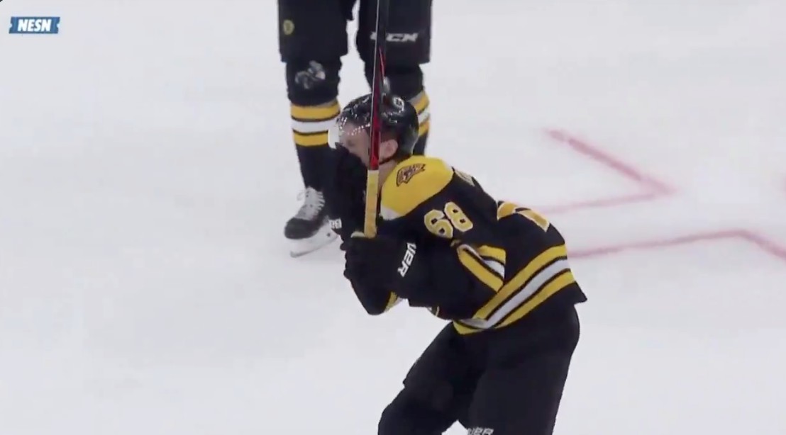 Quand un joueur des Bruins marque avec son visage