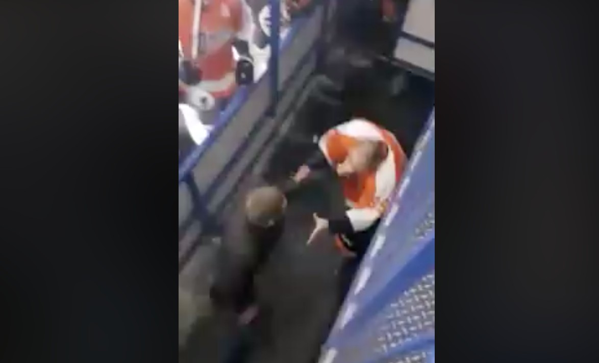 Une bagarre violente entre des amateurs et des joueurs