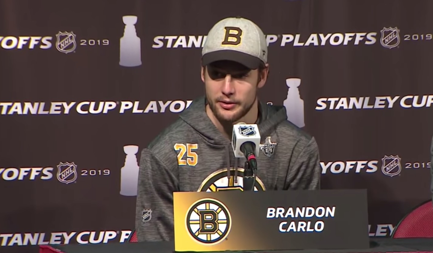 Brandon Carlo imite son coéquipier Charlie McAvoy