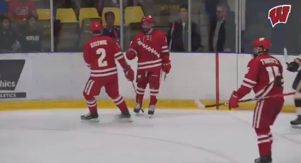 Cole Caufield se gâte avec un tour du chapeau