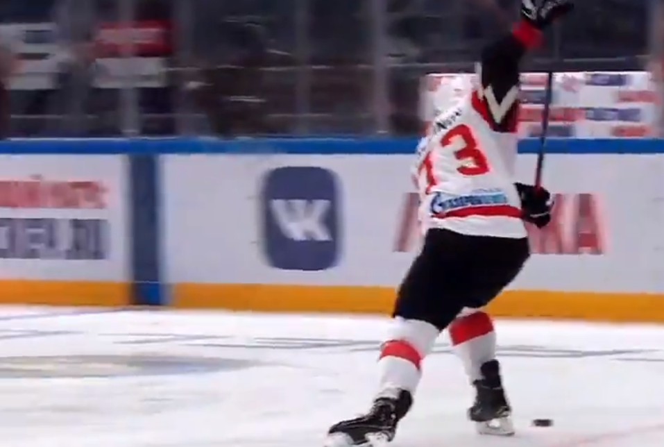 Un défenseur de la KHL marque trois buts de sa propre zone en 6 mois