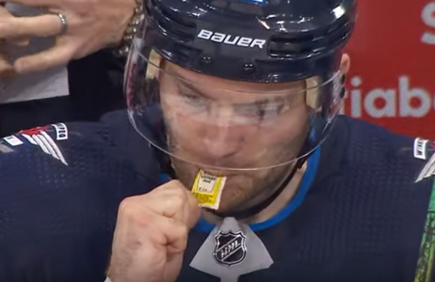 Il se claque un sachet de moutarde sur le banc en troisième période