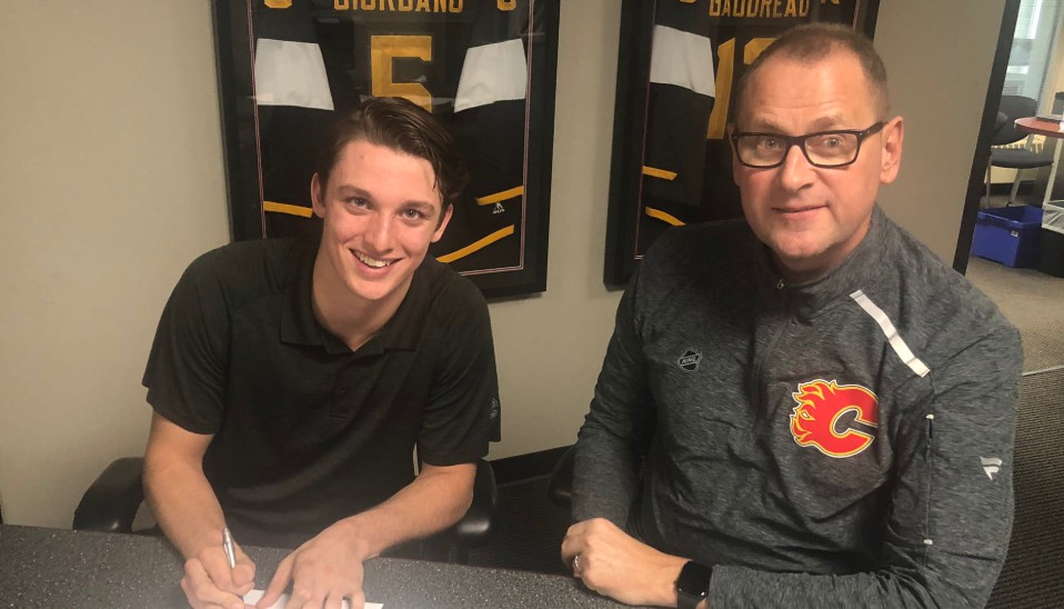 Jakob Pelletier signe son premier contrat dans la LNH