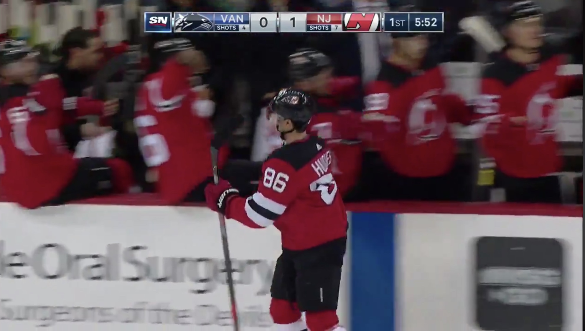 Jack Hughes inscrit son premier but dans la LNH