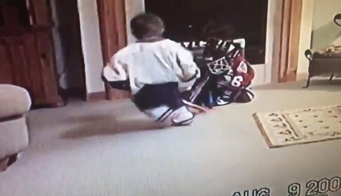 Cole Caufield portait des couches lorsqu'il a commencé à jouer au hockey sur la glace