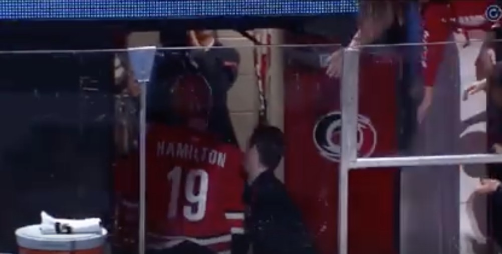 Top-5 : Dougie Hamilton a frappé un « kid » dans les parties intimes