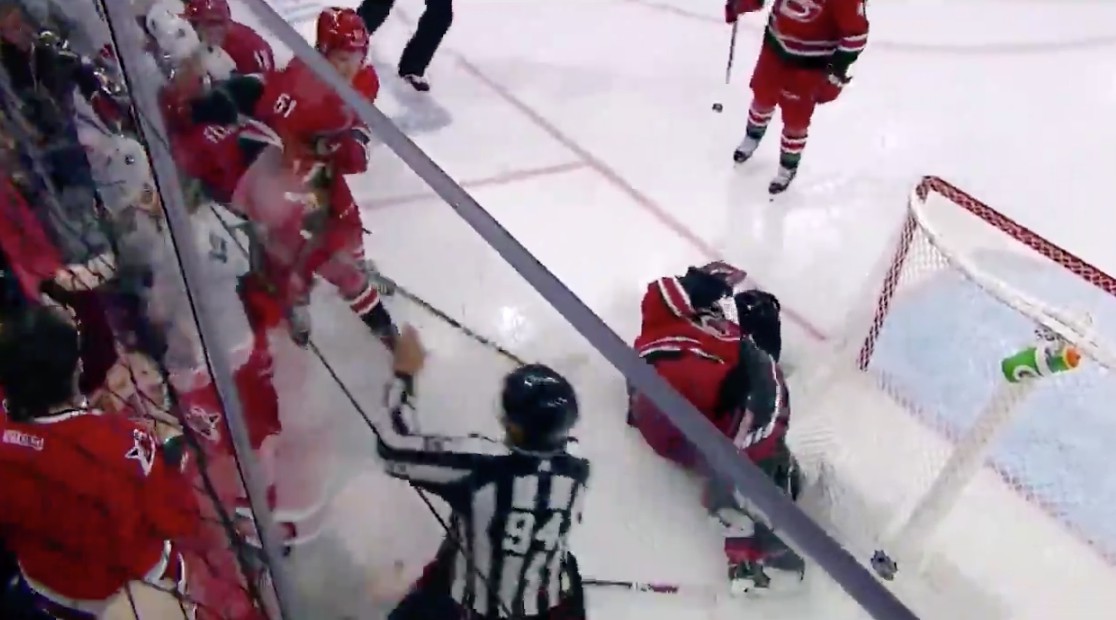 Top-5 : Un coup sauvage de Joe Thornton sur Petr Mrazek