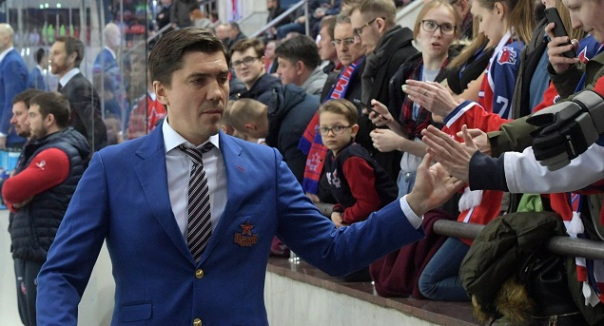 L'entraîneur du CSKA offre une courte entrevue à propos d'Alexander Romanov