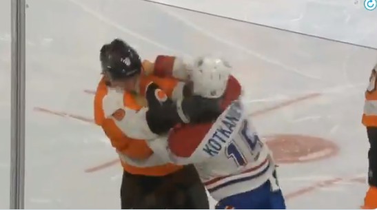 Jesperi Kotkaniemi a sacré une volée à Robert Hagg