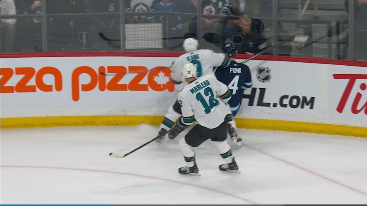 Evander Kane manifeste son mécontentement à l'endroit de George Parros