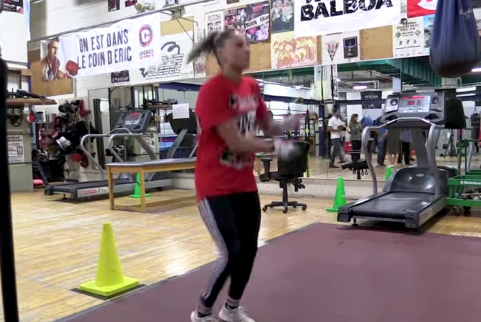 La boxeuse Kim Clavel perdra des milliers de dollars en ne se battant pas