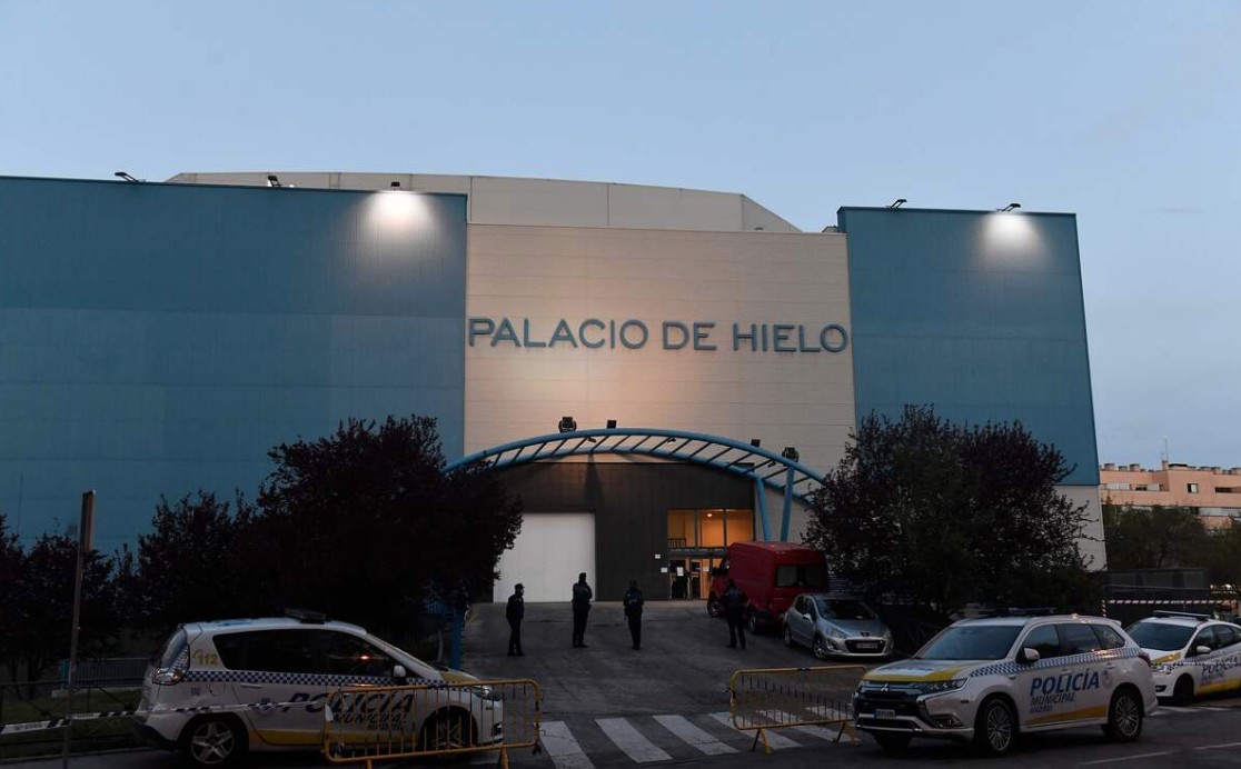 Un aréna qui sert de morgue pour entreposer des cadavres