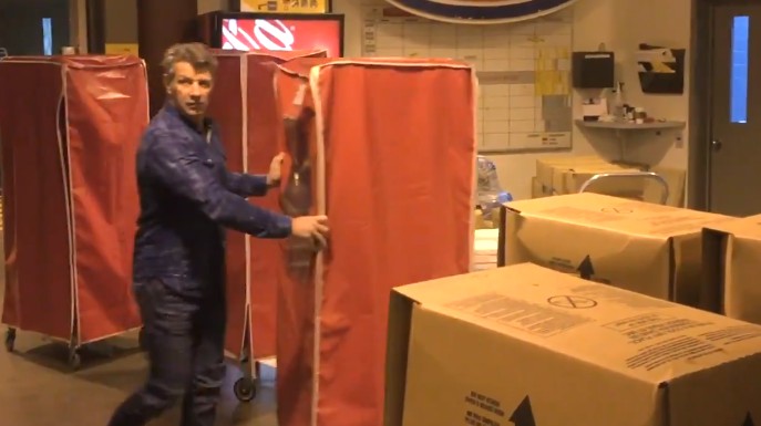 Le Canadien offre 13 000 livres de nourriture à Moisson Montréal