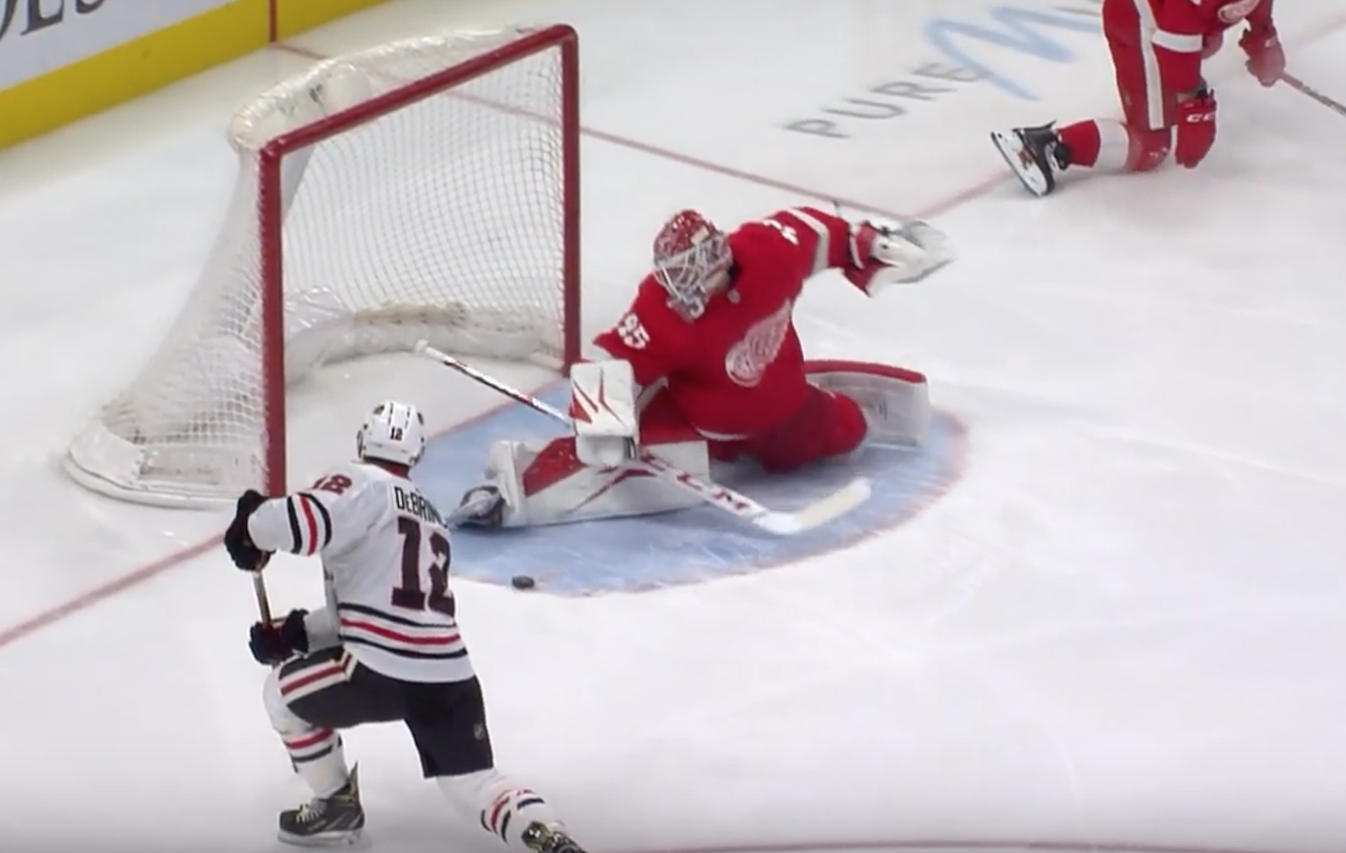 Jonathan Bernier garde ses réflexes aiguisés grâce à une machine à propulser des balles de tennis