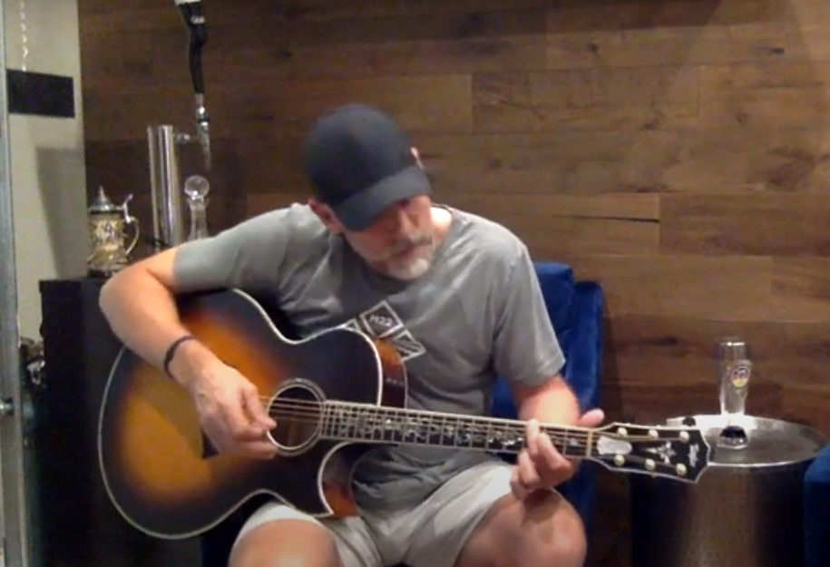 Un recruteur professionnel du Canadien offre des leçons de guitare sur YouTube