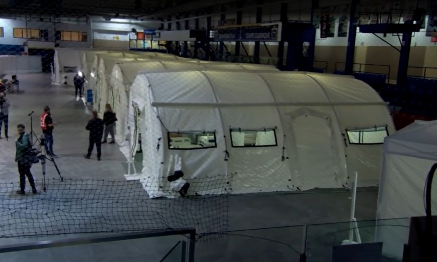 Deux arénas montréalais complètement transformés pour combattre la COVID-19