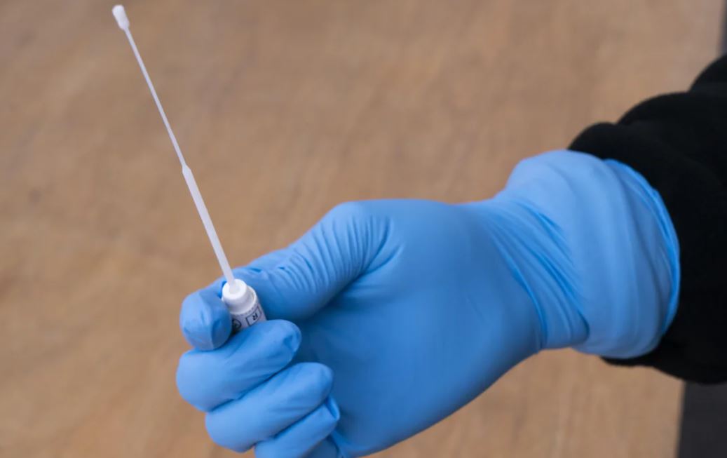 Des tests à 100 $ l'unité seront nécessaires à la reprise du sport professionnel