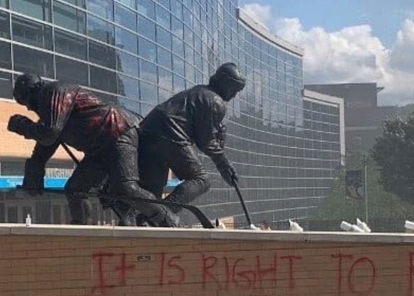 La statue de Mario Lemieux a été vandalisée à Pittsburgh