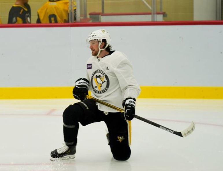 Les Penguins s'entraînent devant des mannequins à Pittsburgh